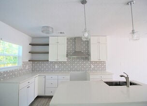 Building Photo - 3 Bedroom 2 Bath Modern home.