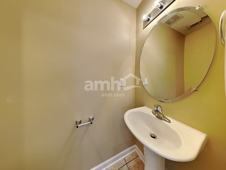 Building Photo - 430 Rockbridge Dr