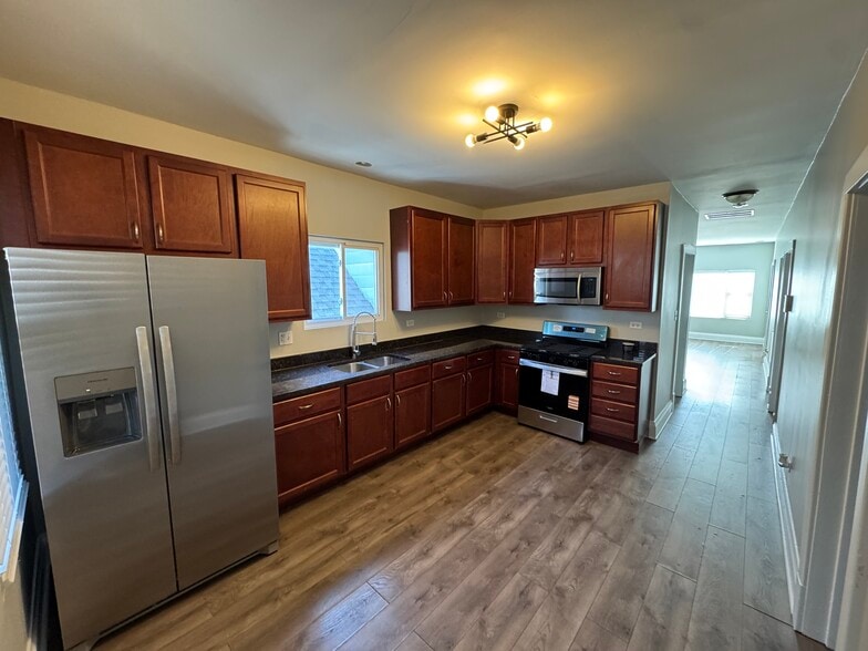 Building Photo - 5410 W Wrightwood Ave