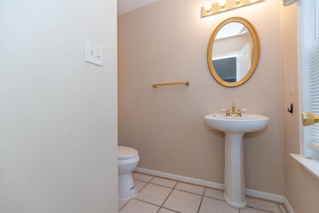 Building Photo - 4 bed, 2.5 bath Single Family Home in Char...