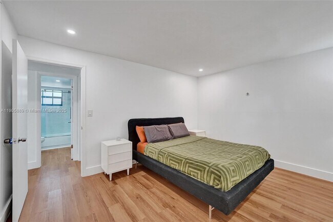 Building Photo - 815 NE 28th St