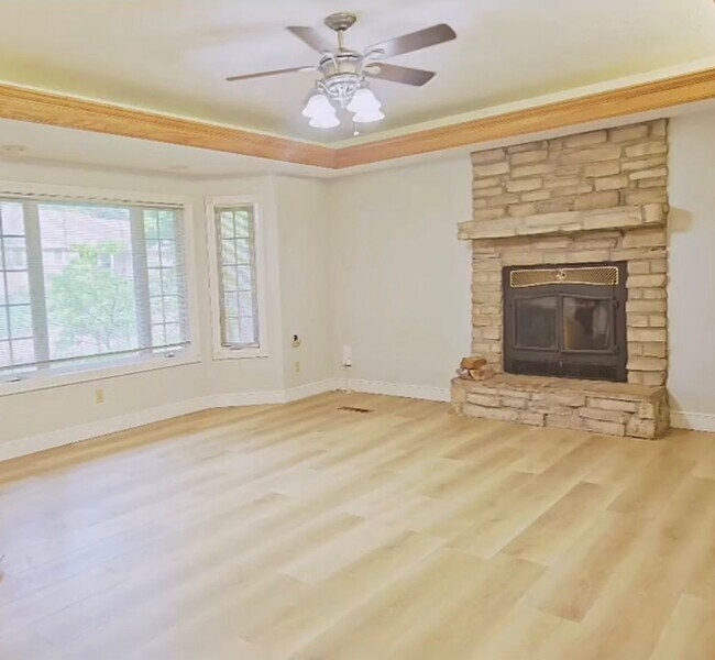 Building Photo - 5 bedroom, 4.5 bathroom