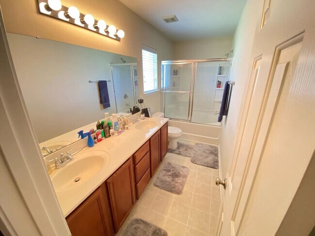Building Photo - 109 Travertine Crossing