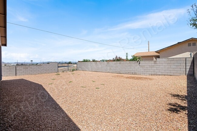Building Photo - CHARMING TWO BEDROOM