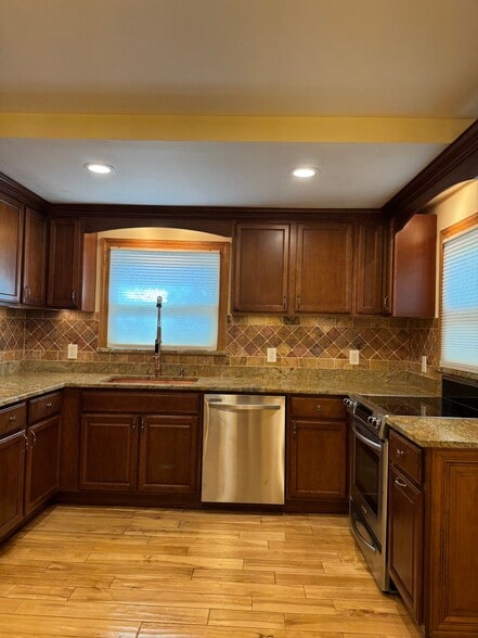 Building Photo - 341 Riverdale Dr