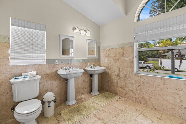 Building Photo - 1040 Bay Harbor Dr