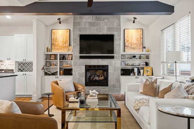 Building Photo - This luxurious townhouse on Cherry St.