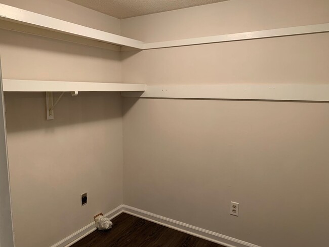 Building Photo - North Raleigh Townhome-Large Bedrooms -1.5...