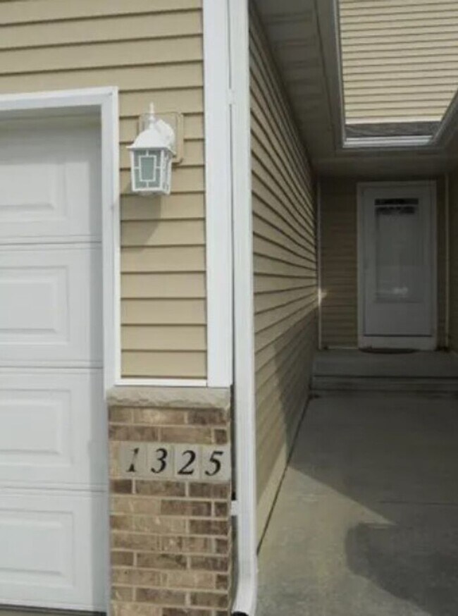 Building Photo - 1325 Creekside Ct