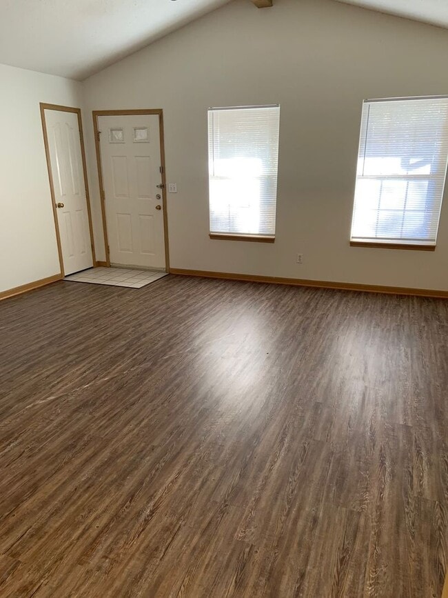 Building Photo - MUST SEE CHARMING HOME!