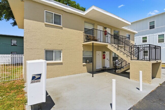 Building Photo - Updated 2-bedroom apartment in St. Petersburg offering 650 square feet of refreshed living space ...