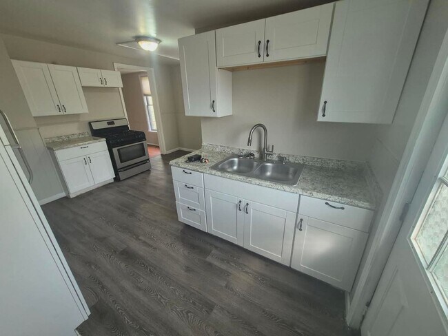 Building Photo - 417 Emma St