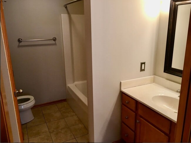 Building Photo - Adorable 2 bed 2 bath in Forest Hills Dist...