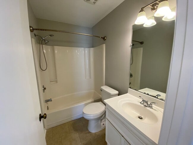 Building Photo - 4 bedroom 2 bath in Village Green