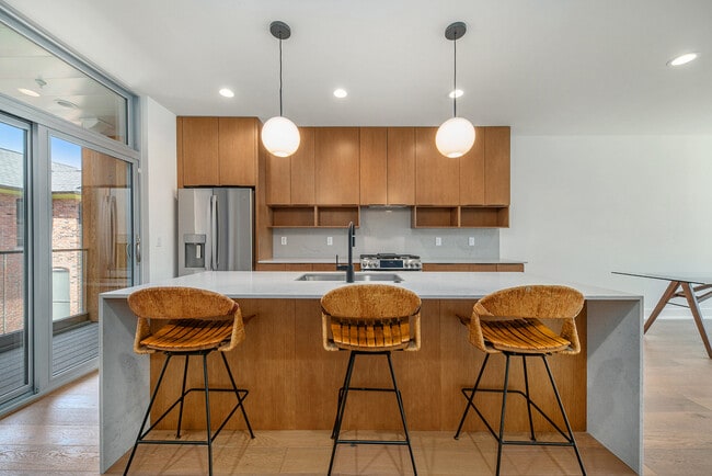 Building Photo - 2805 Brush St