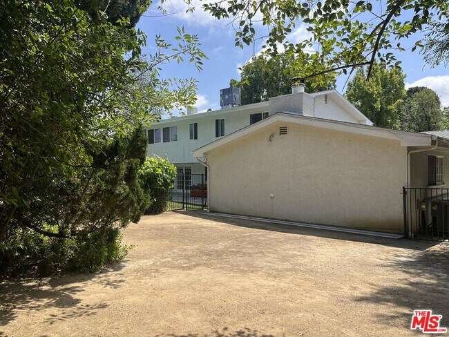 Building Photo - 5819 Fairhaven Ave