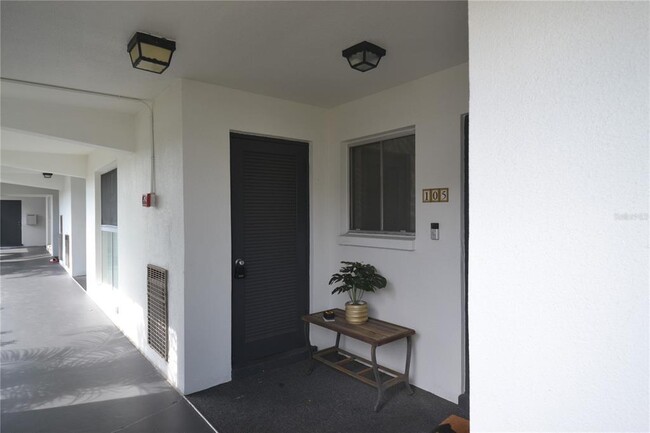 Building Photo - 2944 W Bay Dr