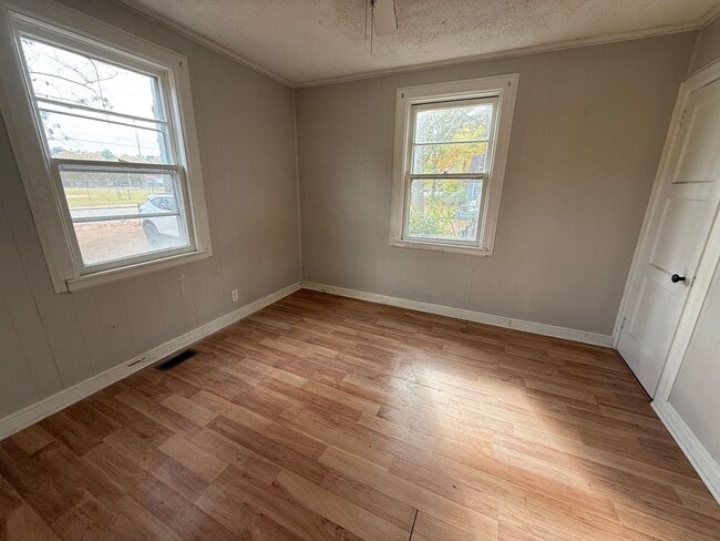 Building Photo - 124 Stadium St SW