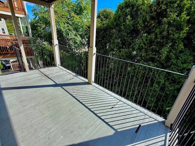 Building Photo - 184 Boston St