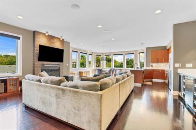 Building Photo - Rare Oversized Fully Furnished 3 Bed / 2.5 Bath 2,800+ SF Duplex with Private 1,000 SF Roof Deck ...
