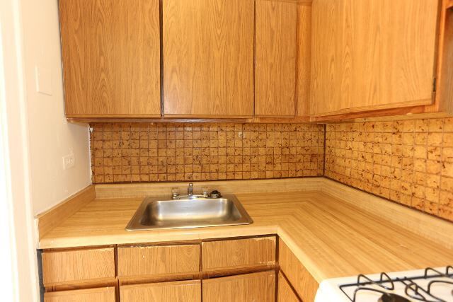 Building Photo - 714 W Belmont Ave