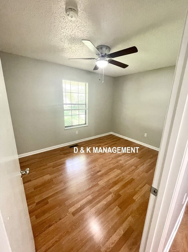 Building Photo - 3 Bedroom 2 Bath in Lenoir City