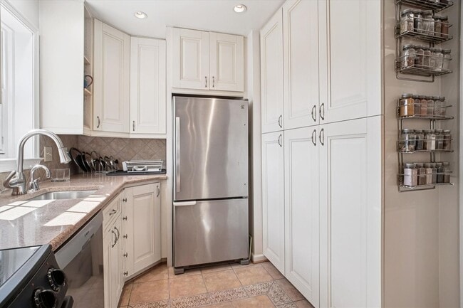 Building Photo - Furnished 2BR/2BA plus den located at Tuck...