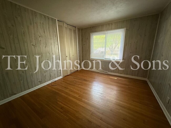 Building Photo - 3BR Home with Stainless Steel Appliances, Hardwood Floors & Carport