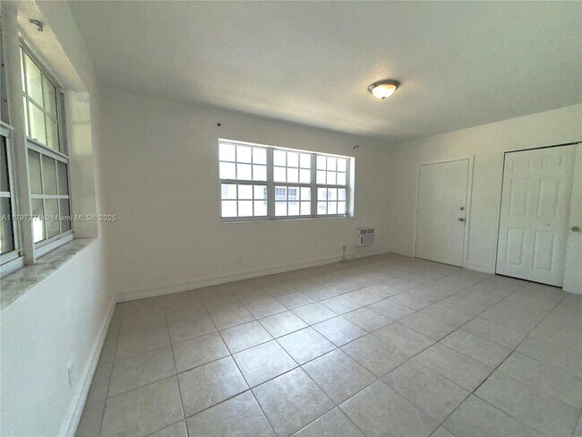 Building Photo - 1241 Normandy Dr