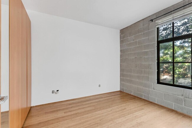 Building Photo - Modern Downtown Salt Lake City 1bd/1ba Con...