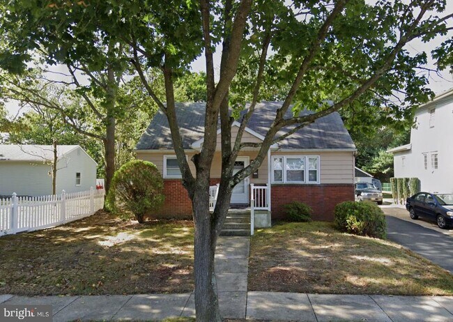 Building Photo - 107 Laurel Ave