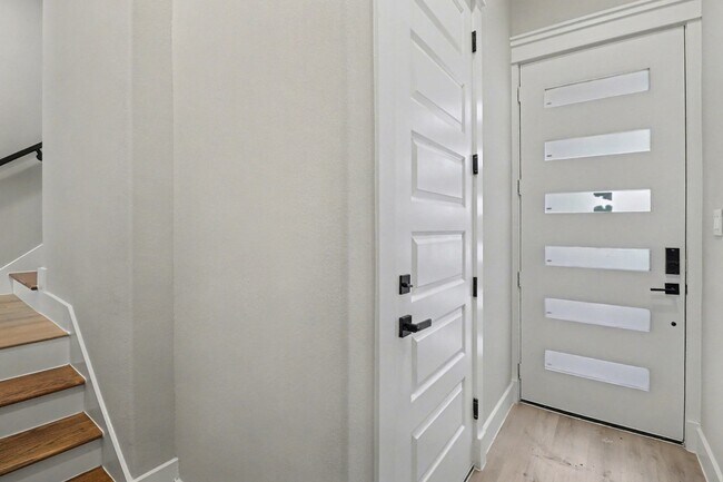 Building Photo - 5000 Higgins St