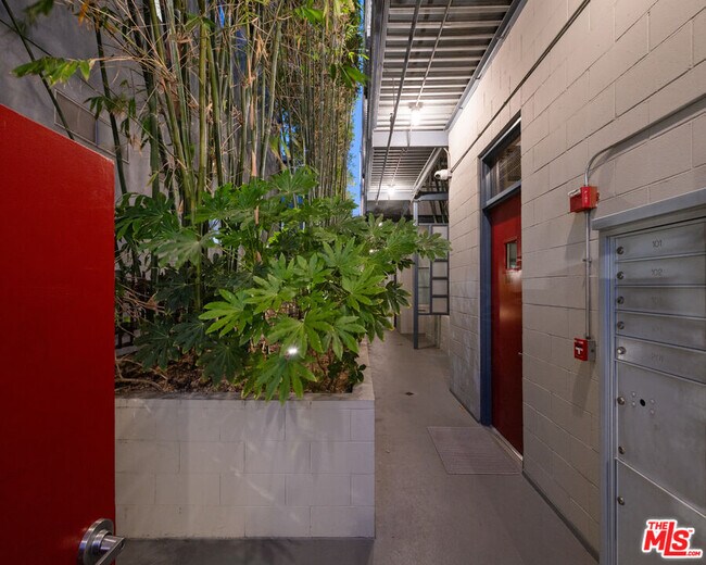 Building Photo - 710 Orlando Ave