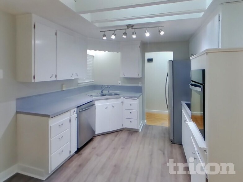 Building Photo - 12306 86 Ave E