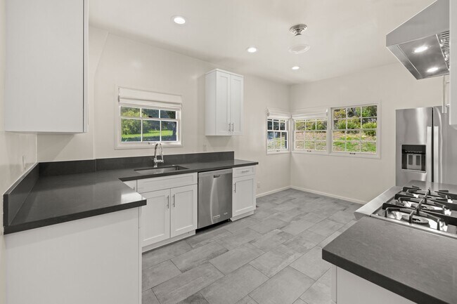 Building Photo - 875 San Ysidro Rd