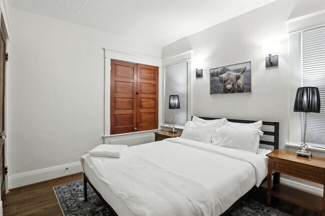 Building Photo - Fully Furnished 3-Bedroom Main-Floor Apartment in North Buffalo
