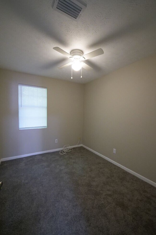 Building Photo - 2 BR / 1 BA Duplex on Atlas Road