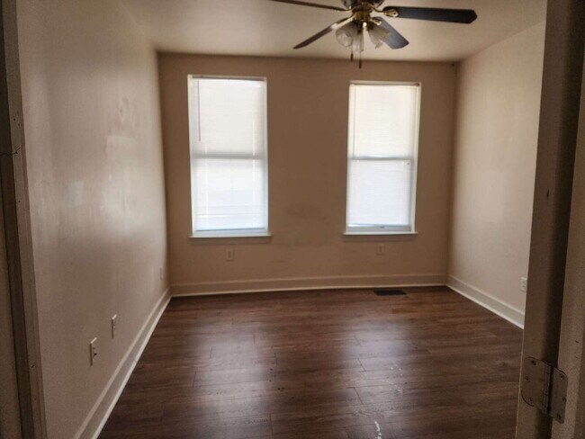 Building Photo - Charming 1-Bedroom Apartment with Hardwood Floors in York, PA!