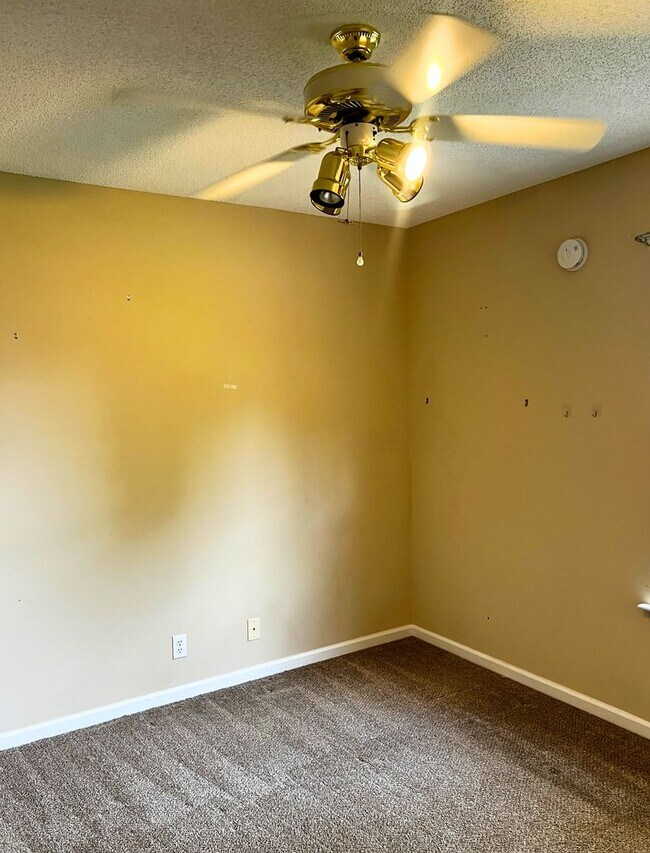 Building Photo - Charming 4/2 with fenced in yard