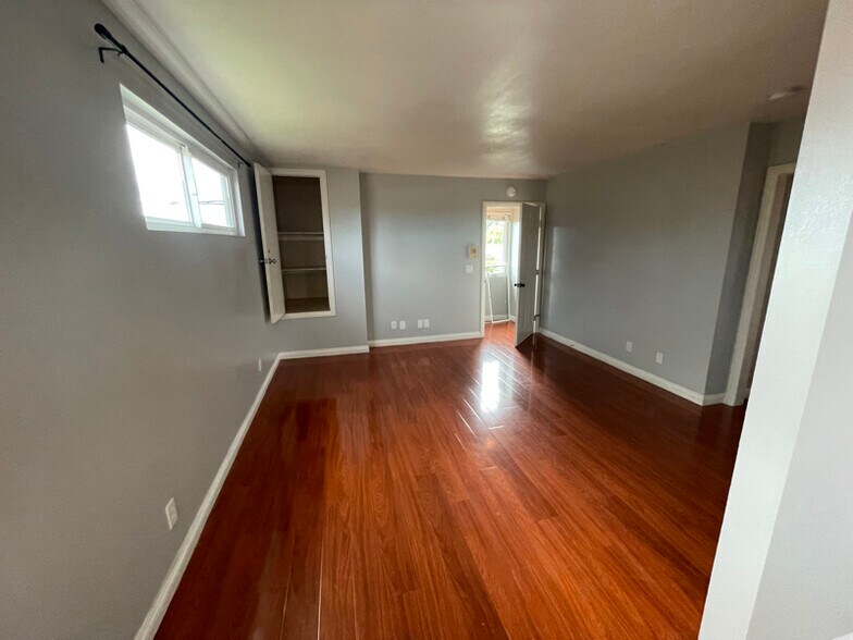 Primary Photo - 5843 Myrtle Ave