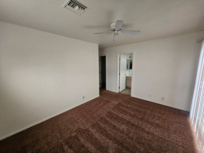 Building Photo - 3 Bedroom House w/ 3 Car Garage in Fort Mo...