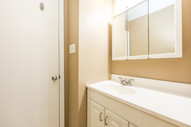 Building Photo - 8941 Gaylord Dr