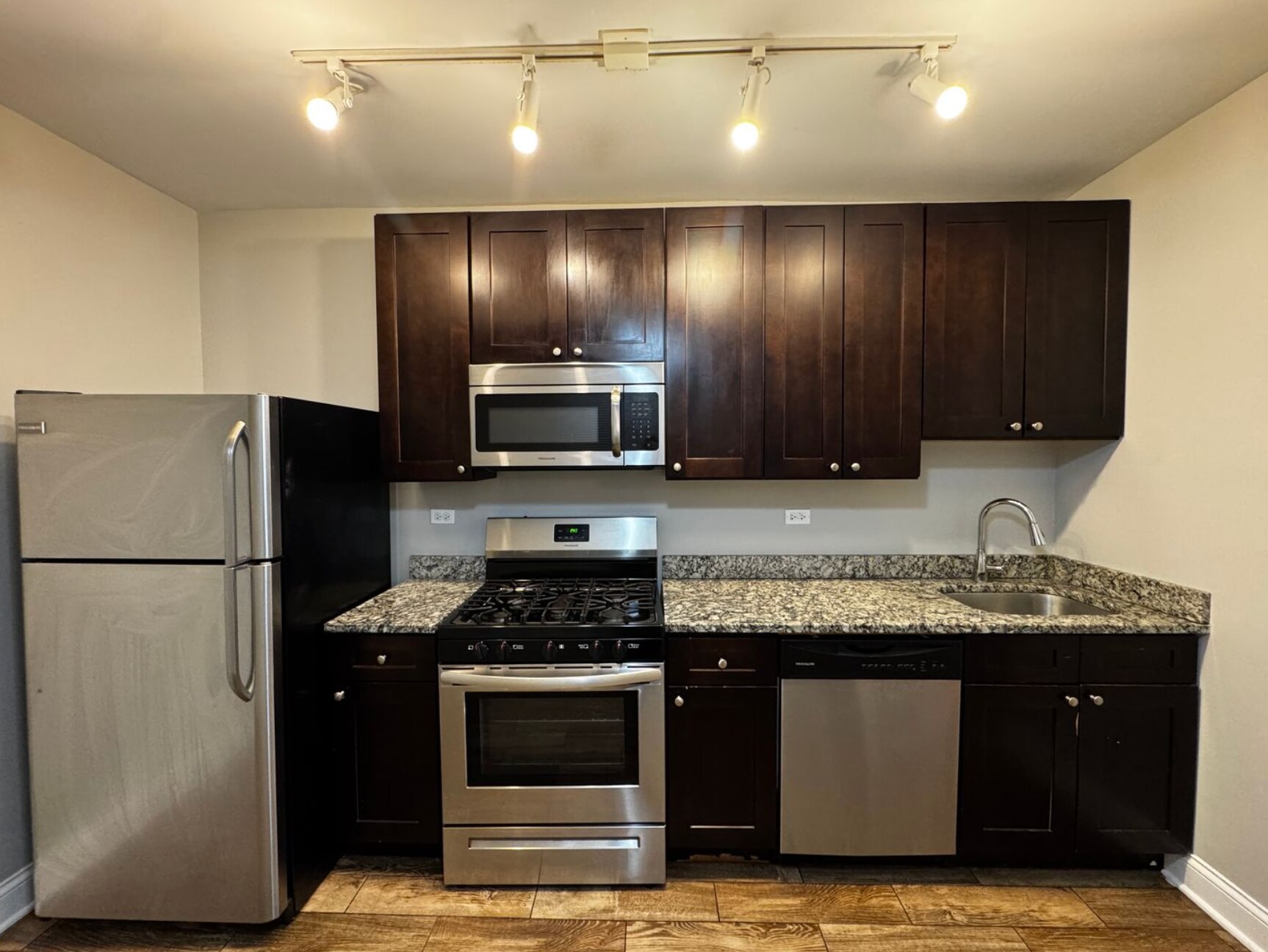 Kitchen - 5003 N Sawyer Ave