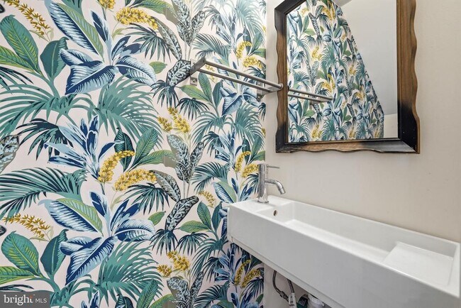 Building Photo - 707 15th St NE