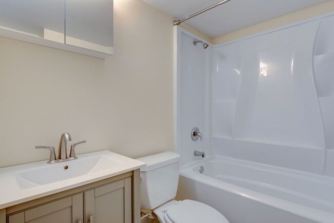 Building Photo - 3 Bedroom 2 Bath Home near Heart of Oak Ha...