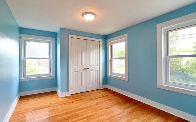 Building Photo - Charming 3-Bedroom Home with Office in How...