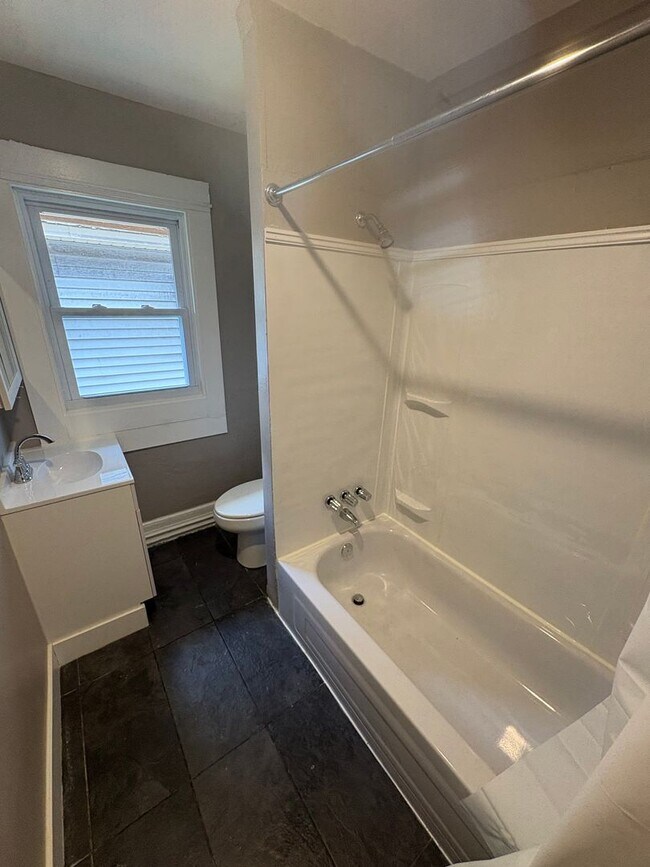 Building Photo - Charming Three Bedroom Townhouse!