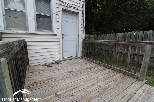 Building Photo - Great side-by-side duplex! Washer & dryer, pet friendly, large front porch!
