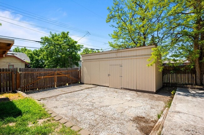 Building Photo - 5 Bedroom Northeast Spokane Home! - Availa...