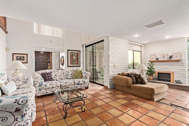 Building Photo - RESORT Style FULLY-FURNISHED Condo in Paradise Valley - 4 bedroom / 2.5 bath